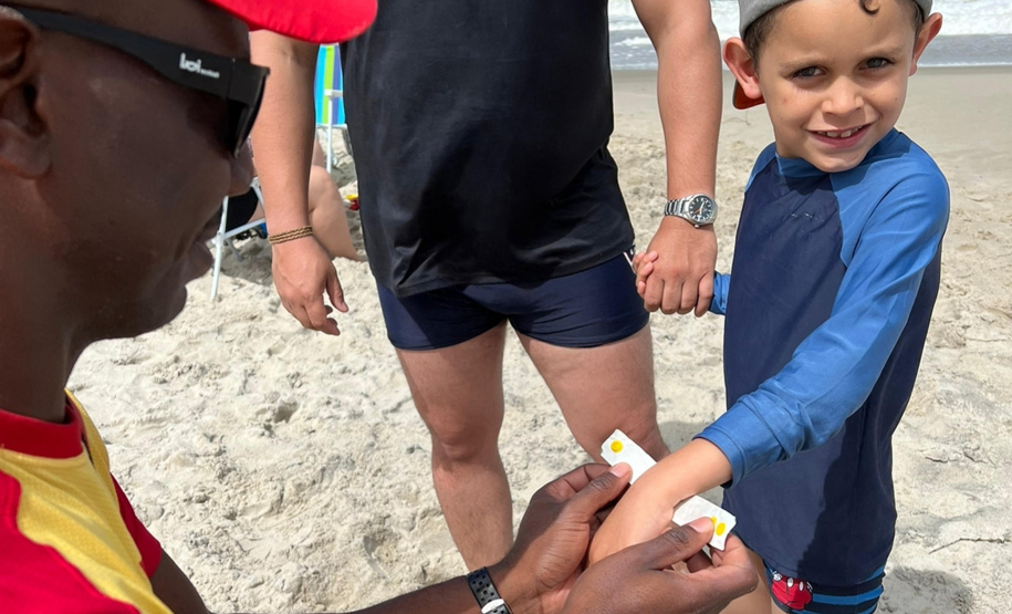 Corpo de Bombeiros orienta sobre retirada de pulseirinhas e cuidados com crianças nas praias