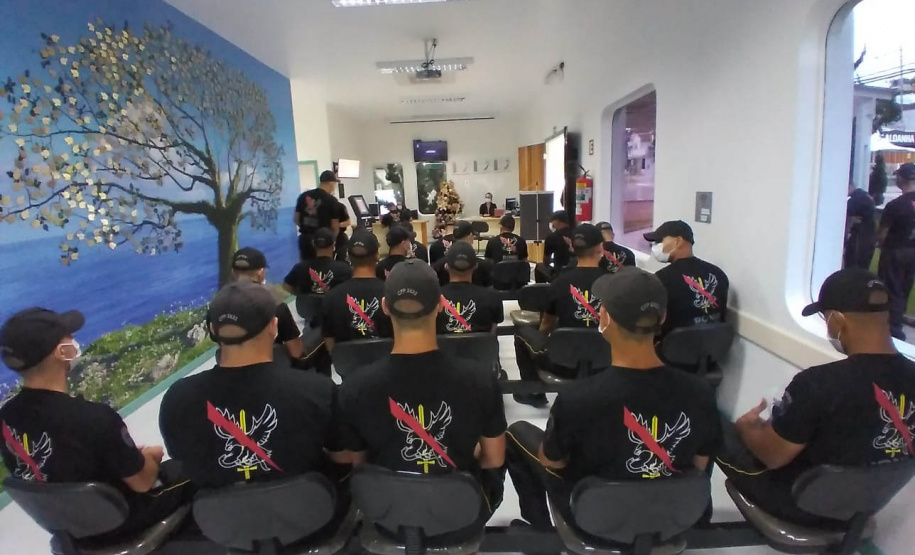 Soldados em formação da Polícia Militar fazem doação de sangue em Cianorte