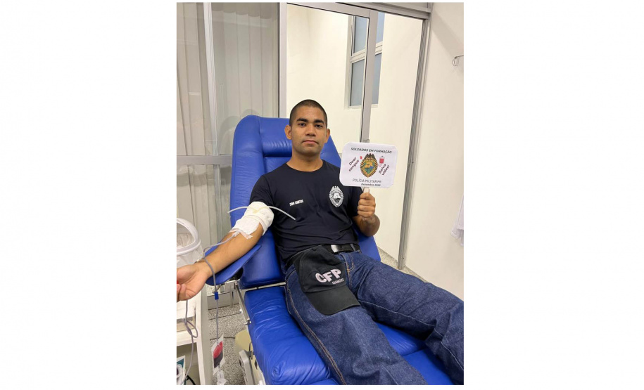 Soldados em formação da Polícia Militar fazem doação de sangue em Cianorte
