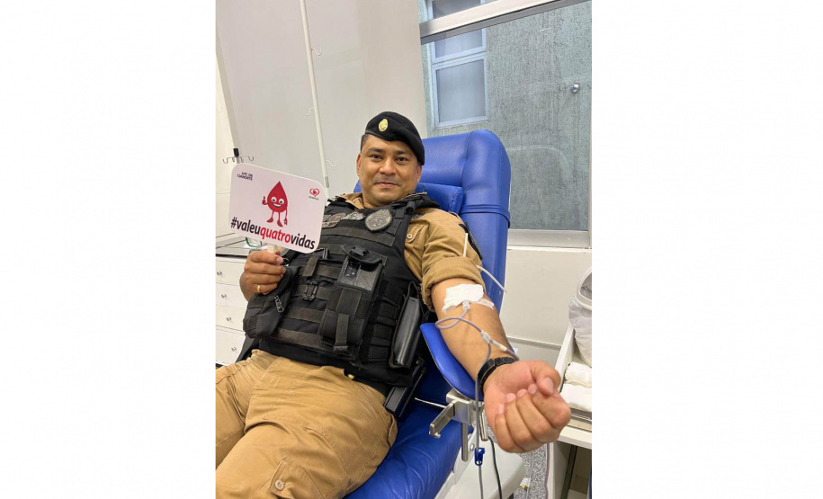 Soldados em formação da Polícia Militar fazem doação de sangue em Cianorte