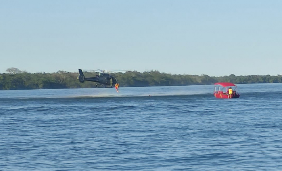 Guarda-vidas do Corpo de Bombeiros fazem treinamento com aeronaves em Porto Rico, no Noroeste
