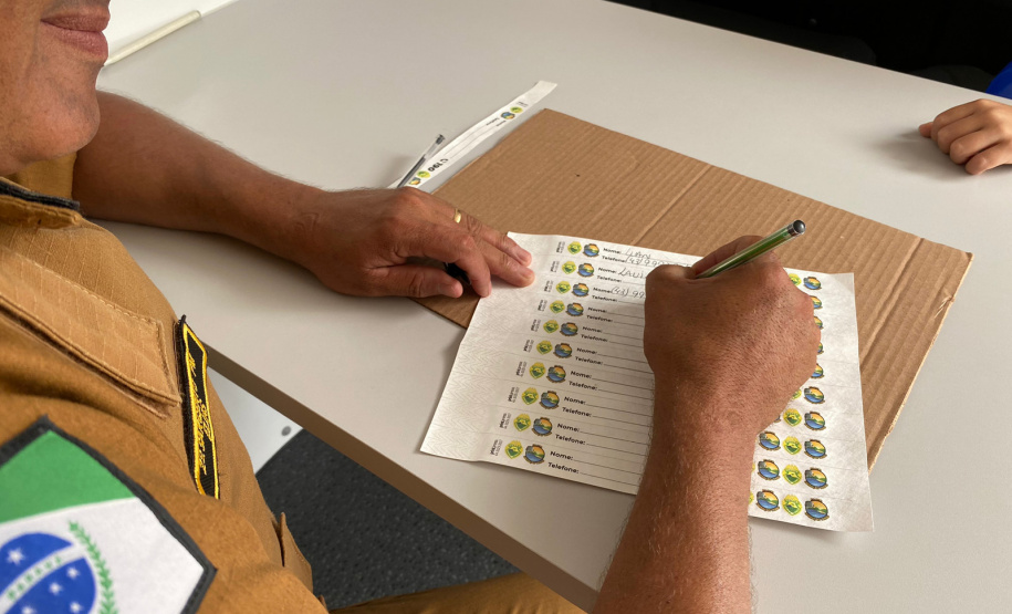 PMPR já entregou 2,3 mil pulseirinhas para reforçar cuidados com crianças no Litoral