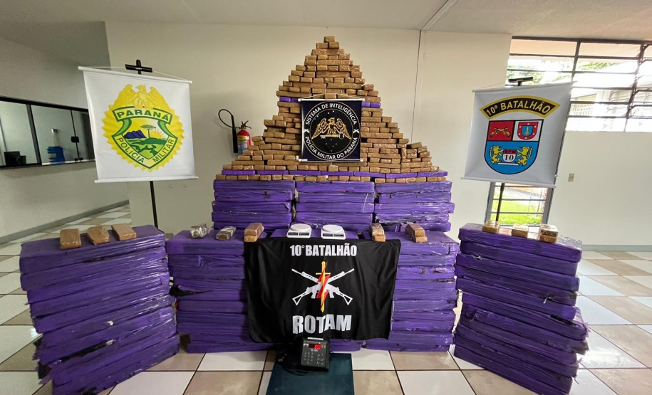 Após denúncia pelo 181, Polícia Militar apreende 912 quilos de drogas em Apucarana