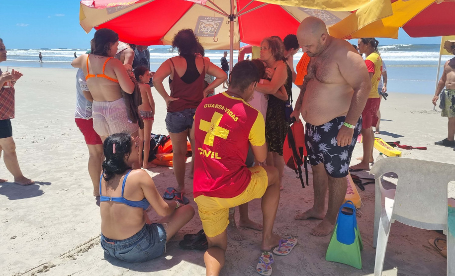 Corpo de Bombeiros salva 15 pessoas após naufrágio de embarcação na Ilha do Mel