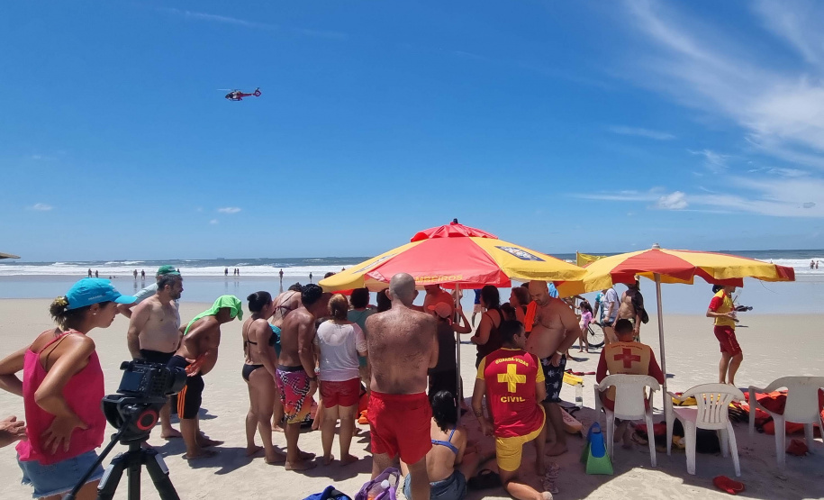 Corpo de Bombeiros salva 15 pessoas após naufrágio de embarcação na Ilha do Mel