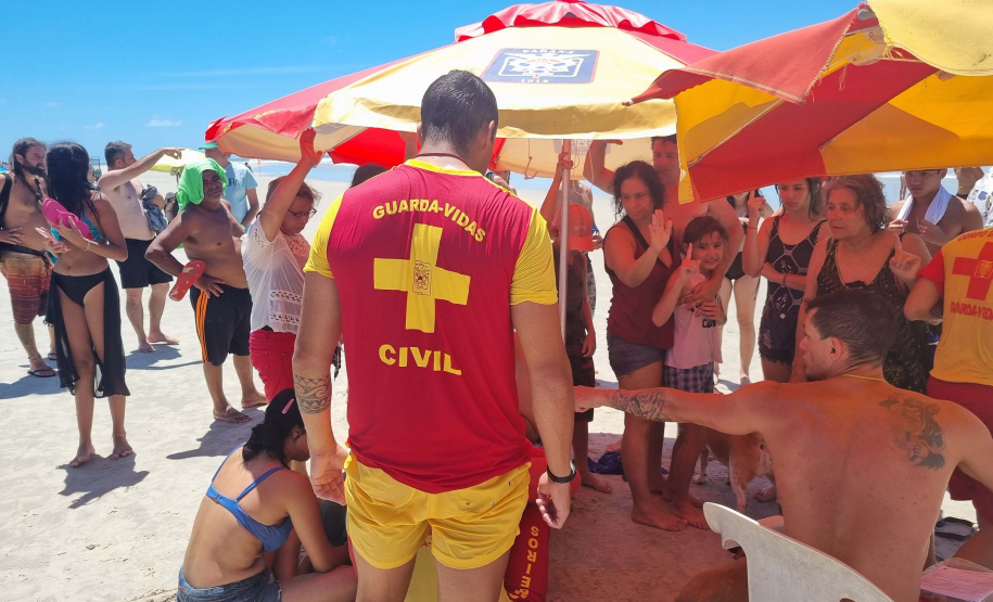 Corpo de Bombeiros salva 15 pessoas após naufrágio de embarcação na Ilha do Mel