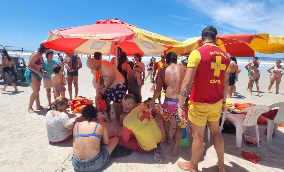 Corpo de Bombeiros salva 15 pessoas após naufrágio de embarcação na Ilha do Mel