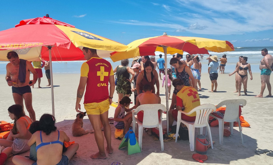 Corpo de Bombeiros salva 15 pessoas após naufrágio de embarcação na Ilha do Mel