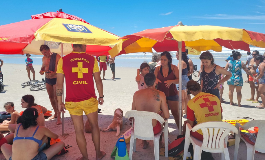 Corpo de Bombeiros salva 15 pessoas após naufrágio de embarcação na Ilha do Mel