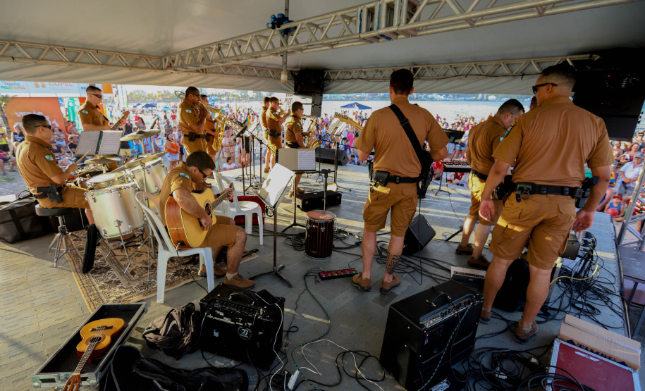 No pôr do sol, banda da Polícia Militar do Paraná anima população e veranistas de Guaratuba