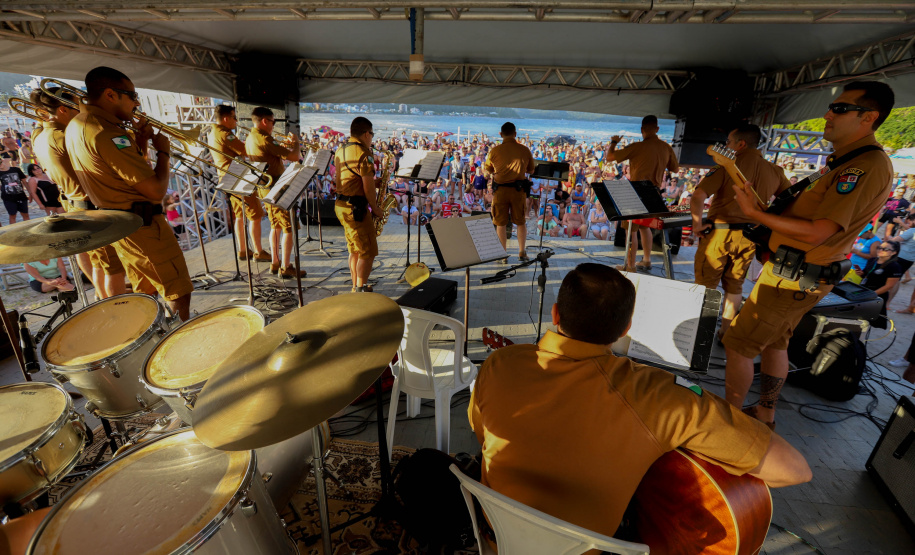 No pôr do sol, banda da Polícia Militar do Paraná anima população e veranistas de Guaratuba