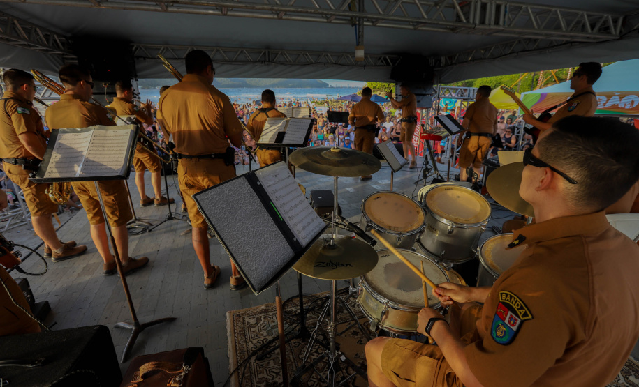 No pôr do sol, banda da Polícia Militar do Paraná anima população e veranistas de Guaratuba