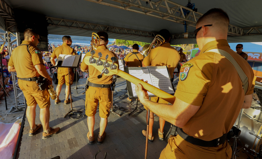 No pôr do sol, banda da Polícia Militar do Paraná anima população e veranistas de Guaratuba