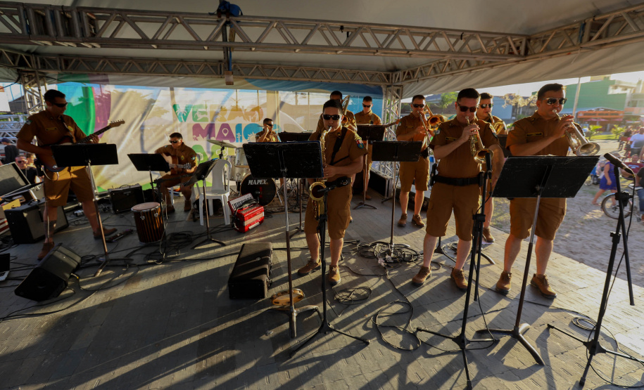 No pôr do sol, banda da Polícia Militar do Paraná anima população e veranistas de Guaratuba