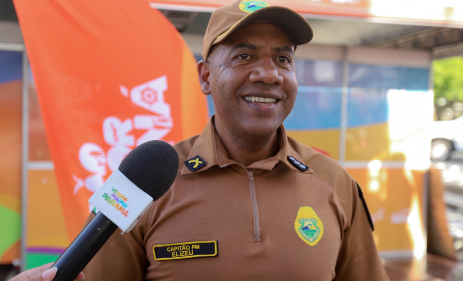 No pôr do sol, banda da Polícia Militar do Paraná anima população e veranistas de Guaratuba