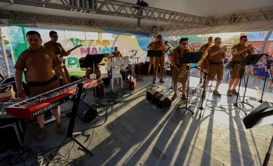 No pôr do sol, banda da Polícia Militar do Paraná anima população e veranistas de Guaratuba
