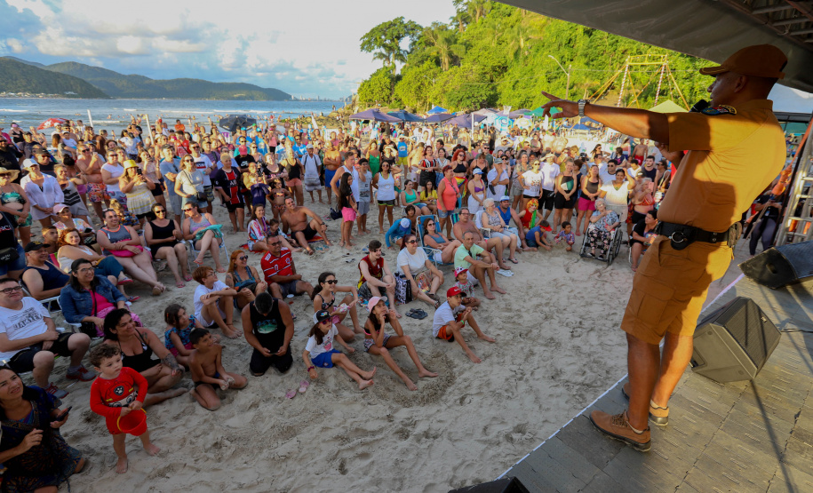 No pôr do sol, banda da Polícia Militar do Paraná anima população e veranistas de Guaratuba