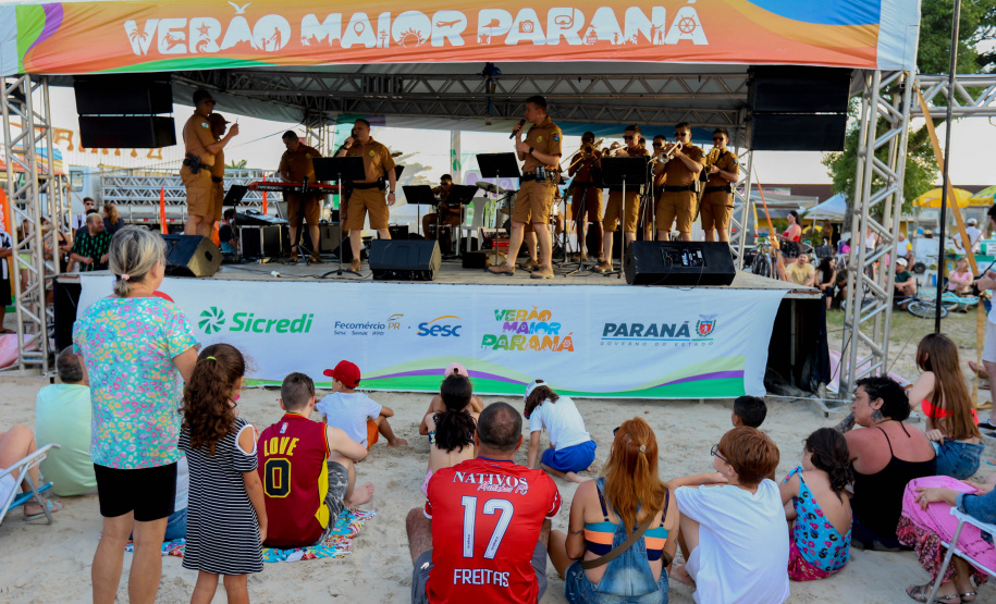 No pôr do sol, banda da Polícia Militar do Paraná anima população e veranistas de Guaratuba