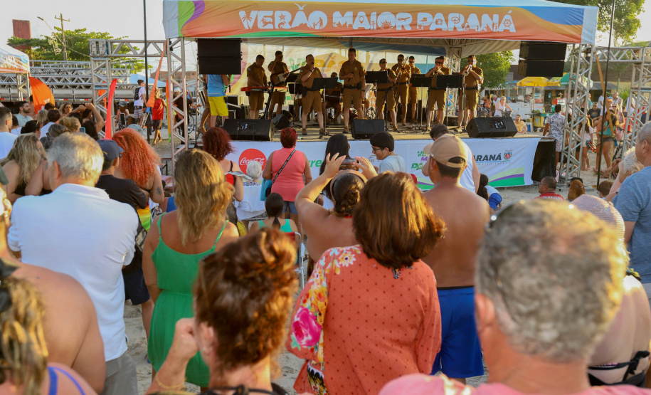 No pôr do sol, banda da Polícia Militar do Paraná anima população e veranistas de Guaratuba