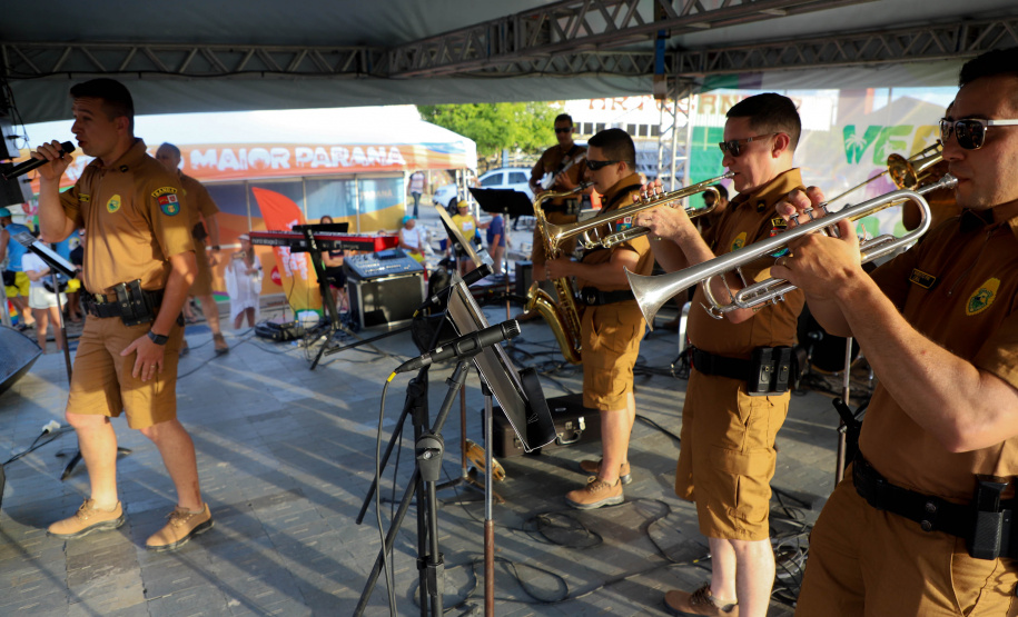 No pôr do sol, banda da Polícia Militar do Paraná anima população e veranistas de Guaratuba