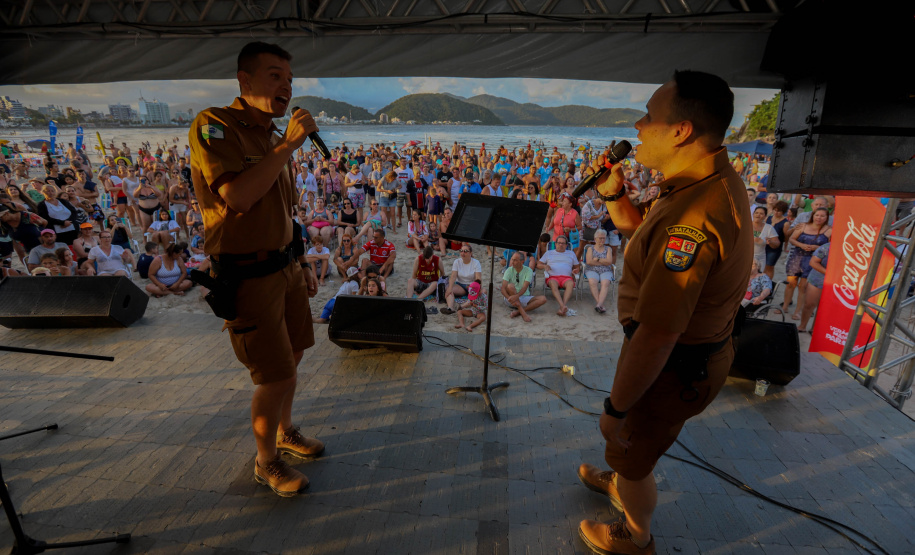 No pôr do sol, banda da Polícia Militar do Paraná anima população e veranistas de Guaratuba