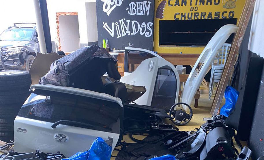 Polícia Militar prende quatro pessoas em barracão utilizado para desmanche de veículos