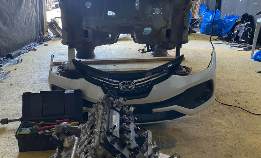 Polícia Militar prende quatro pessoas em barracão utilizado para desmanche de veículos