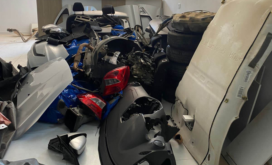 Polícia Militar prende quatro pessoas em barracão utilizado para desmanche de veículos