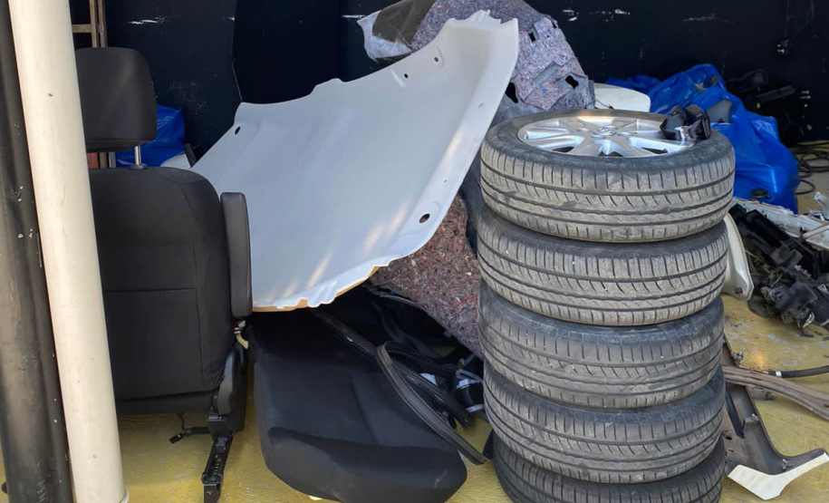 Polícia Militar prende quatro pessoas em barracão utilizado para desmanche de veículos