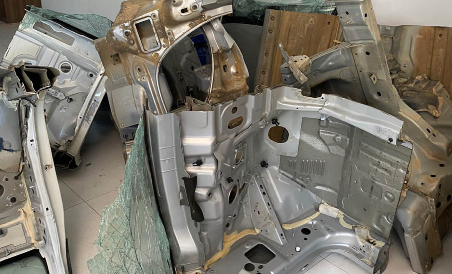 Polícia Militar prende quatro pessoas em barracão utilizado para desmanche de veículos