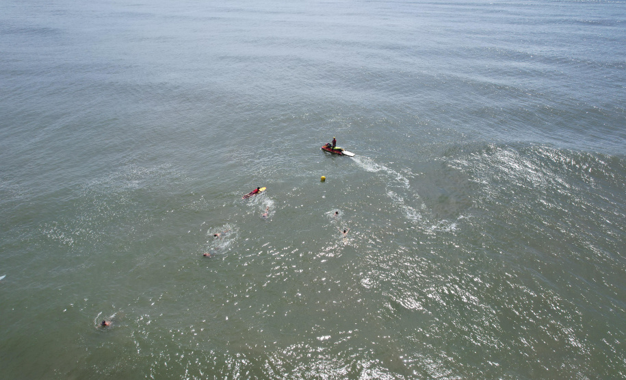 Curso do Corpo de Bombeiros no Litoral prepara surfistas para salvamentos de forma segura