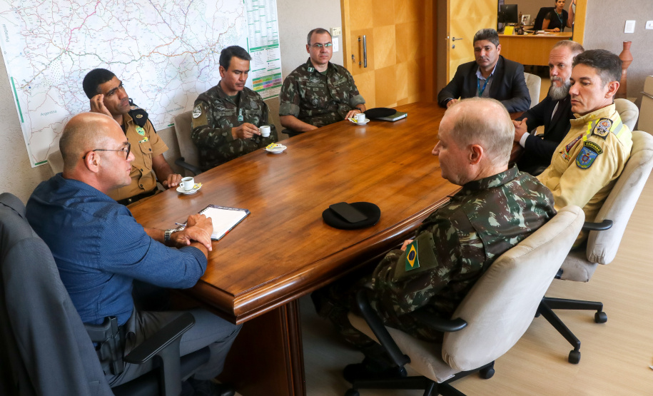 Secretário Hudson recebe novo comandante do Exército