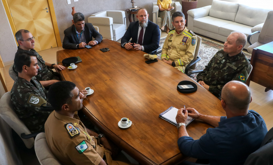 Secretário Hudson recebe novo comandante do Exército