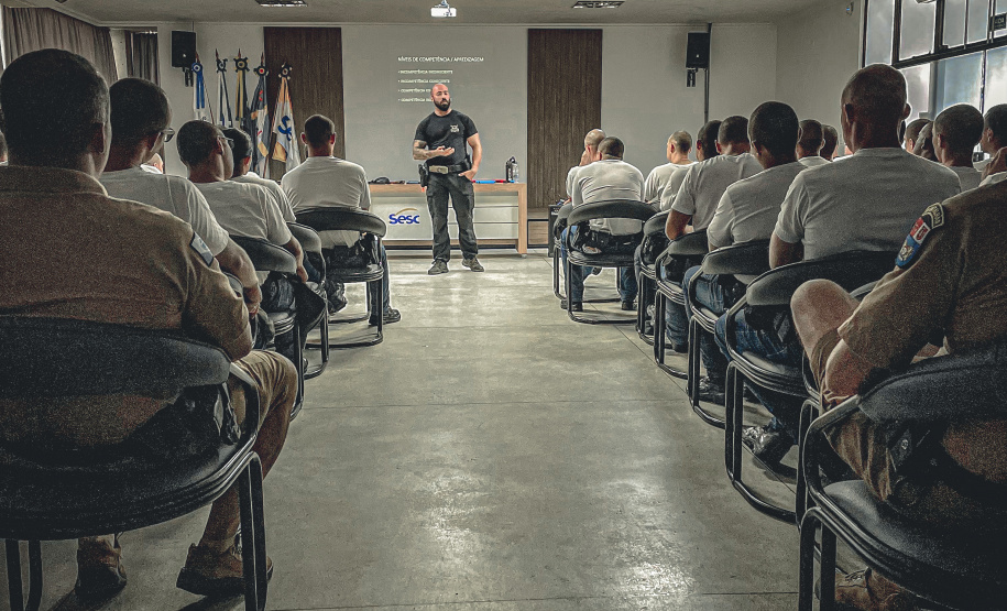 63 alunos do Curso de Formação de Praças do 9° Batalhão da Polícia Militar do Paraná, de Paranaguá, no Litoral do Estado, tiveram uma aula nesta sexta com o policial penal Rodrigo Almeida.