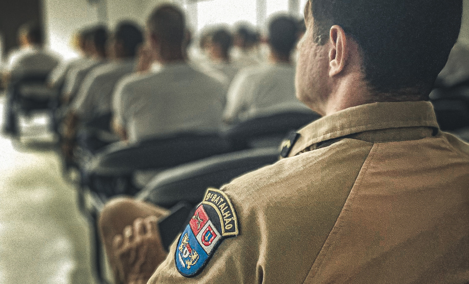 63 alunos do Curso de Formação de Praças do 9° Batalhão da Polícia Militar do Paraná, de Paranaguá, no Litoral do Estado, tiveram uma aula nesta sexta com o policial penal Rodrigo Almeida.