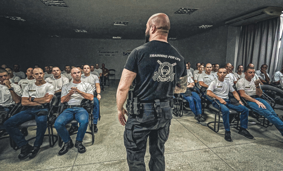 63 alunos do Curso de Formação de Praças do 9° Batalhão da Polícia Militar do Paraná, de Paranaguá, no Litoral do Estado, tiveram uma aula nesta sexta com o policial penal Rodrigo Almeida.