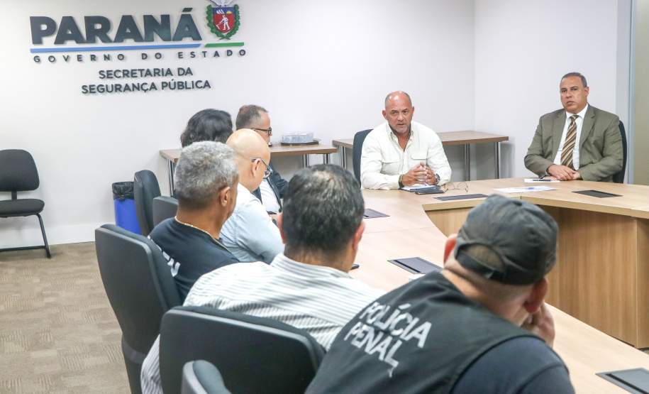 O secretário de Estado da Segurança Pública Hudson Leôncio Teixeira recebeu, nesta segunda-feira (30), na Cidade da Polícia, a presidente Vanderleia Pereira Leite e demais representantes do SINDARSPEN - Sindicato dos Policiais Penais do Paraná.