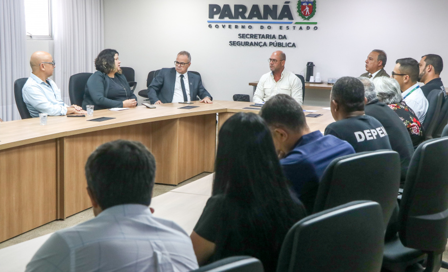 O secretário de Estado da Segurança Pública Hudson Leôncio Teixeira recebeu, nesta segunda-feira (30), na Cidade da Polícia, a presidente Vanderleia Pereira Leite e demais representantes do SINDARSPEN - Sindicato dos Policiais Penais do Paraná.