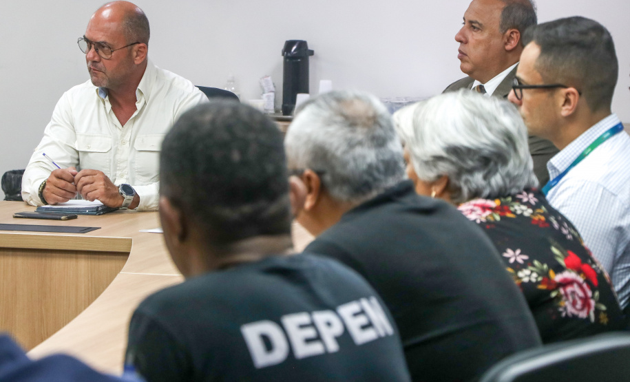 O secretário de Estado da Segurança Pública Hudson Leôncio Teixeira recebeu, nesta segunda-feira (30), na Cidade da Polícia, a presidente Vanderleia Pereira Leite e demais representantes do SINDARSPEN - Sindicato dos Policiais Penais do Paraná.