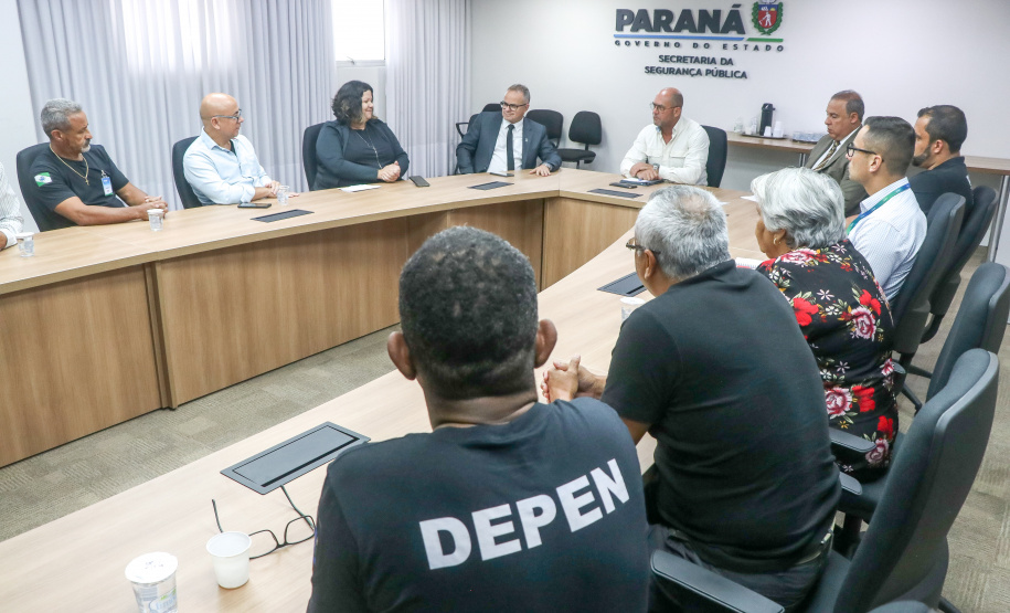 O secretário de Estado da Segurança Pública Hudson Leôncio Teixeira recebeu, nesta segunda-feira (30), na Cidade da Polícia, a presidente Vanderleia Pereira Leite e demais representantes do SINDARSPEN - Sindicato dos Policiais Penais do Paraná.