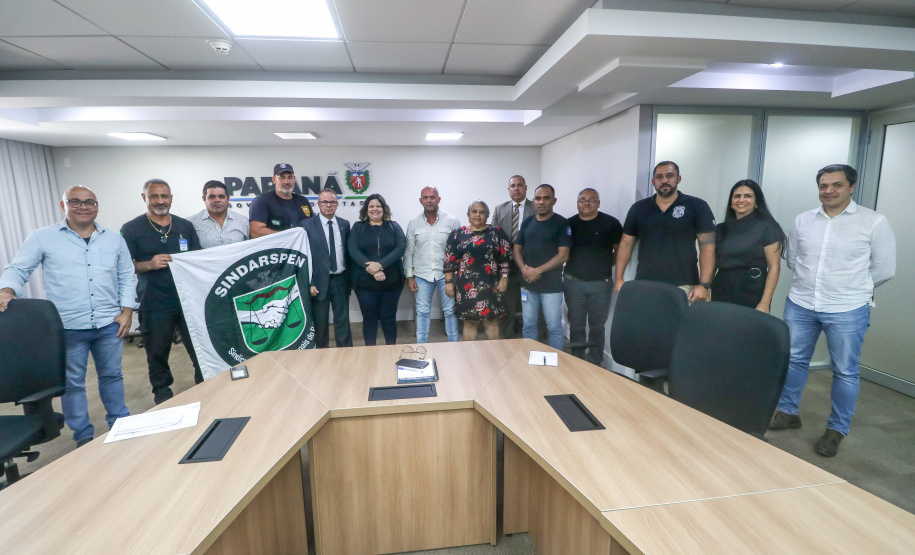 O secretário de Estado da Segurança Pública Hudson Leôncio Teixeira recebeu, nesta segunda-feira (30), na Cidade da Polícia, a presidente Vanderleia Pereira Leite e demais representantes do SINDARSPEN - Sindicato dos Policiais Penais do Paraná.