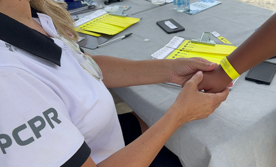 Polícia Civil distribui pulseiras de identificação de crianças em Guaratuba
