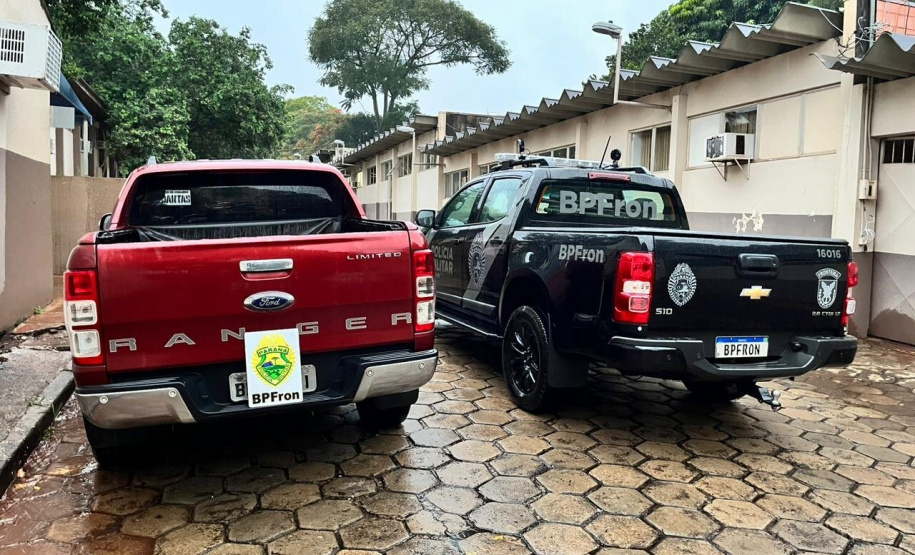 No estacionamento, o refém avistou uma viatura do BPFRON em patrulhamento e conseguiu fazer contato com os policiais que o resgataram. Os suspeitos fugiram do local e são procurados pela polícia. A vítima não ficou ferida. O carro foi recuperado.