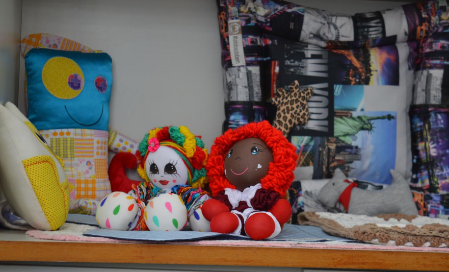 Brinquedos feitos em unidades prisionais são doados para crianças de instituições do Litoral