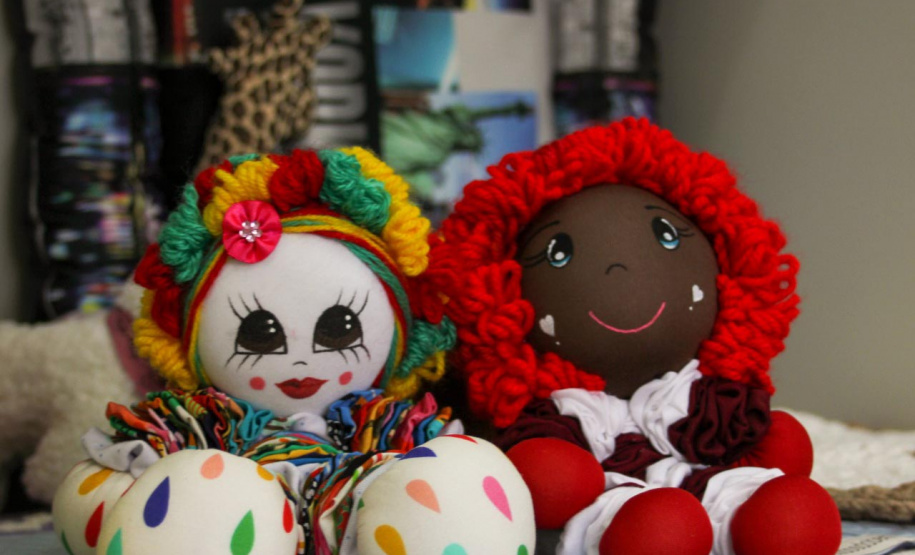 Brinquedos feitos em unidades prisionais são doados para crianças de instituições do Litoral