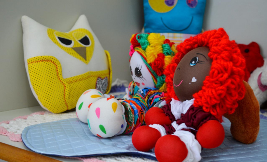 Brinquedos feitos em unidades prisionais são doados para crianças de instituições do Litoral