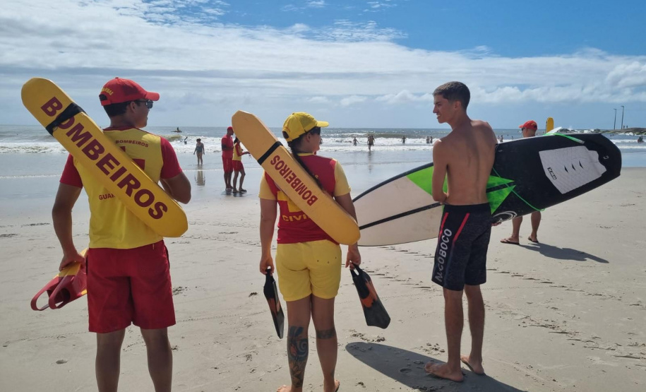 Curso do Corpo de Bombeiros no Litoral prepara surfistas para salvamentos de forma segura