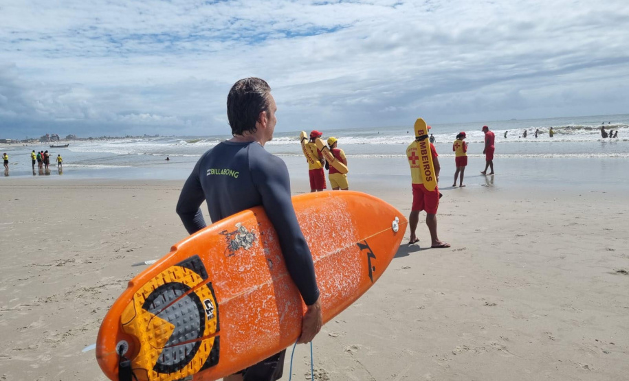 Curso do Corpo de Bombeiros no Litoral prepara surfistas para salvamentos de forma segura