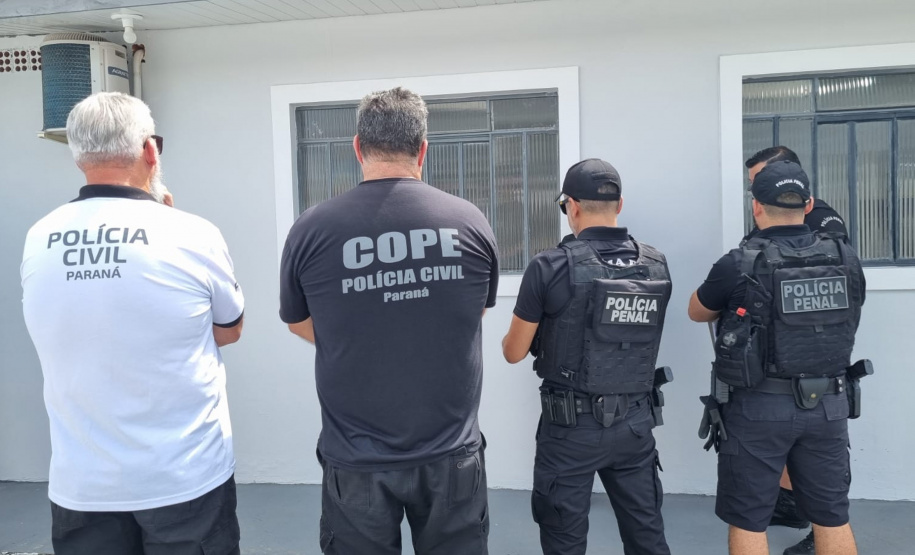Policiais cumprem mandados contra pessoas com tornozeleira que não poderiam estar no Litoral