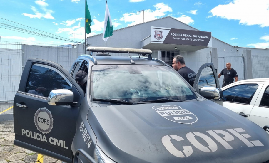 Policiais cumprem mandados contra pessoas com tornozeleira que não poderiam estar no Litoral